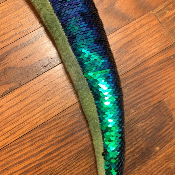 A humongous snake that has flip things - Picture 2 of 2